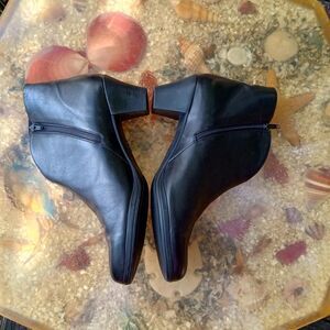 Munro Robyn Women's Black Leather Ankle Boots